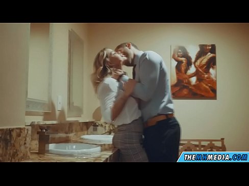 ❤️ Když vás na veřejných záchodcích svádí prsatá blondýna. ❤ Šukání video u nás ❤